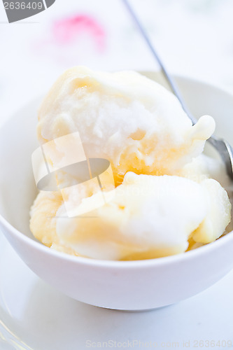 Image of Vanilla ice cream in bowl