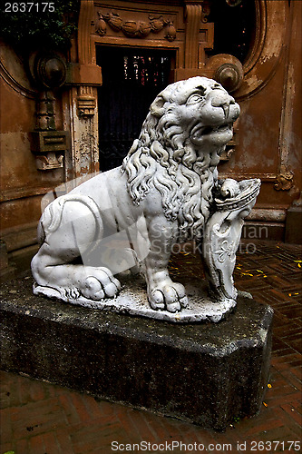 Image of lion statue