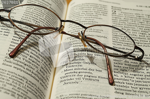 Image of Bible and glasses