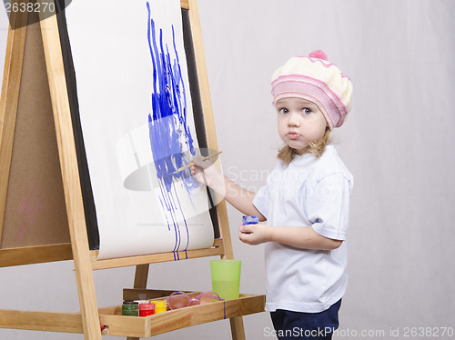 Image of Girl artist paints on canvas