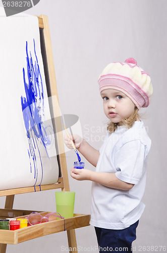 Image of Girl artist paints on canvas