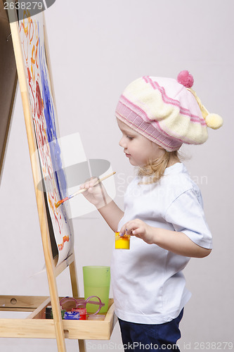 Image of Girl artist paints on canvas