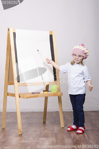 Image of Girl artist paints on canvas