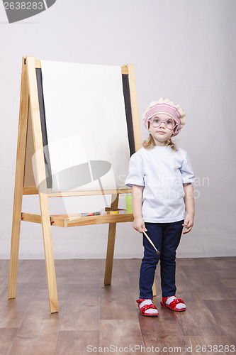 Image of Girl artist paints on canvas