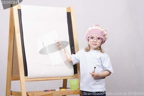 Image of Girl artist paints on canvas