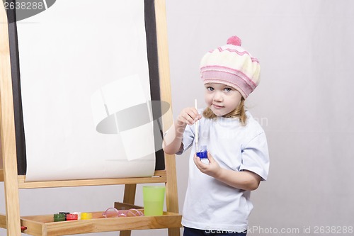 Image of Girl artist paints on canvas