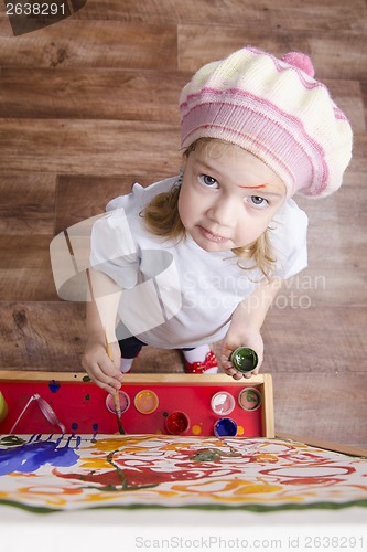 Image of Girl artist paints on canvas