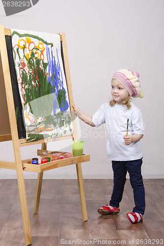 Image of Girl artist paints on canvas