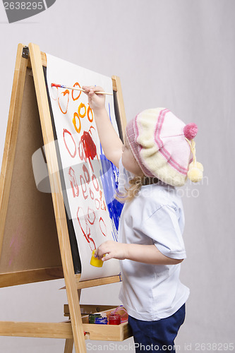 Image of Girl artist paints on canvas