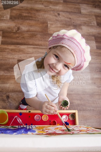 Image of Girl artist paints on canvas