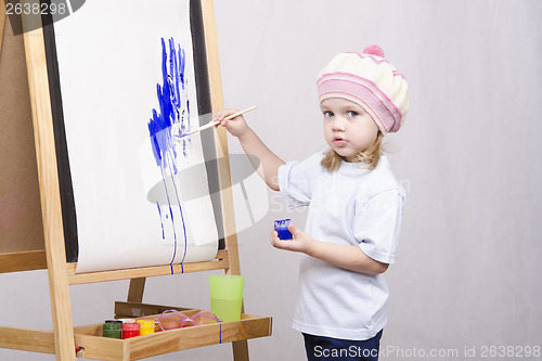 Image of Girl artist paints on canvas