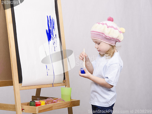 Image of Girl artist paints on canvas