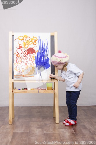 Image of Girl artist paints on canvas