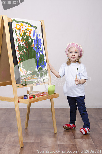 Image of Girl artist paints on canvas