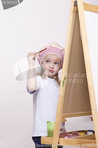 Image of Girl artist paints on canvas