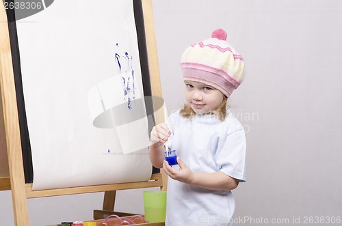 Image of Girl artist paints on canvas