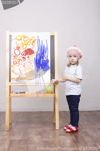 Image of Girl artist paints on canvas