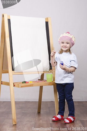 Image of Girl artist paints on canvas