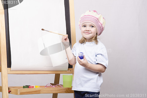 Image of Girl artist paints on canvas