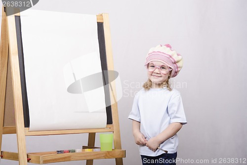 Image of Girl artist paints on canvas