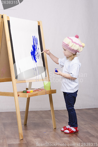 Image of Girl artist paints on canvas