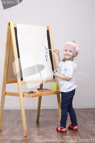Image of Girl artist paints on canvas