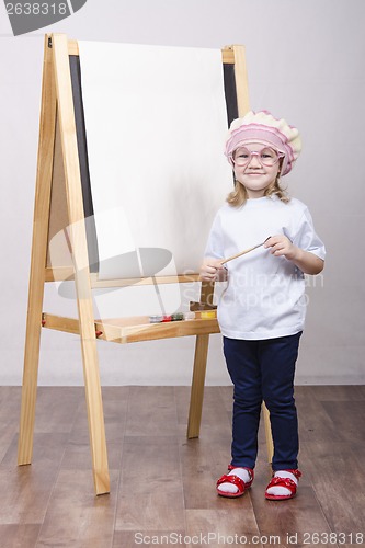 Image of Girl artist paints on canvas