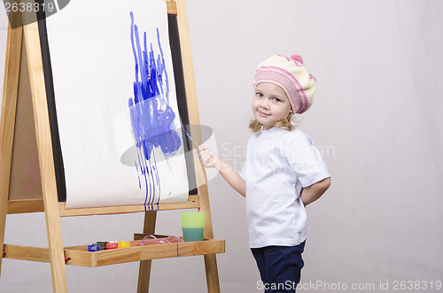 Image of Girl artist paints on canvas