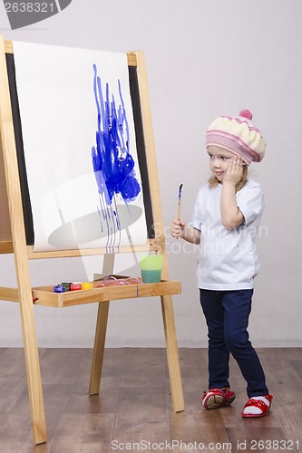 Image of Girl artist paints on canvas