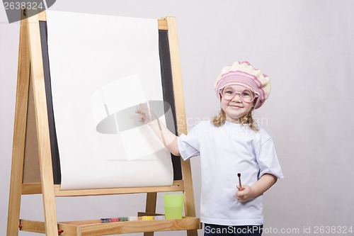 Image of Girl artist paints on canvas