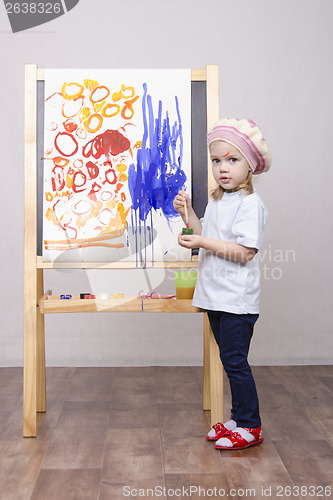 Image of Girl artist paints on canvas