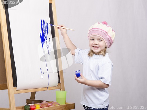 Image of Girl artist paints on canvas