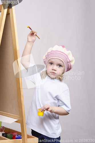 Image of Girl artist paints on canvas