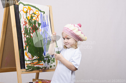 Image of Girl artist paints on canvas