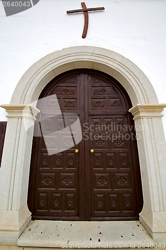 Image of church door and white wall lanzarote