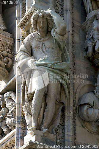 Image of italy statue of a women  front 