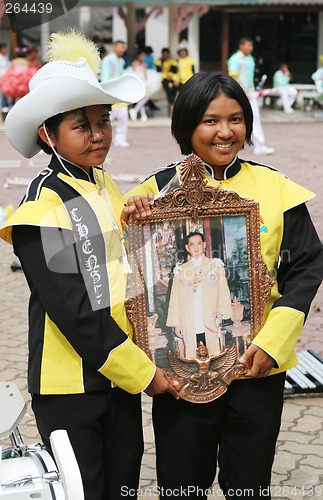 Image of Thai students holding a photograph of the King of Thailand durin