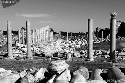 Image of Turkey. Side. Antique ruins  in black and white