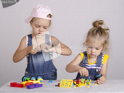 Image of Two children play in the constructor