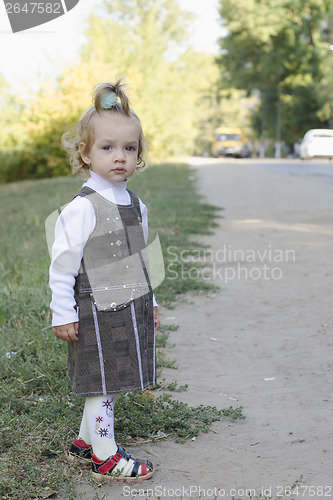 Image of little girl waits for the bus
