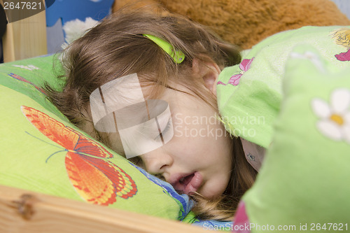 Image of Four-year-old girl sleeping in the crib