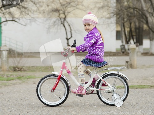 Image of four year old girl goes on a Bicycle