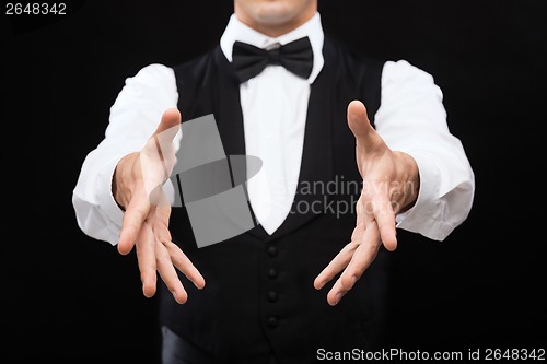 Image of casino dealer showing trick