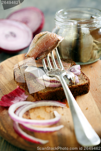 Image of Black bread, onions and anchovies.