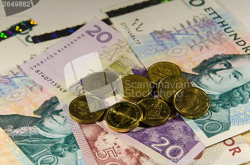 Image of Swedish coins on banknotes