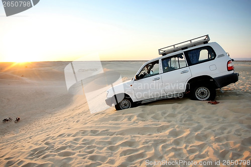 Image of Jeep in the Sahara desert