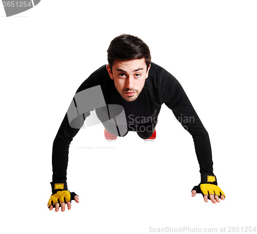 Image of Man doing pushes.