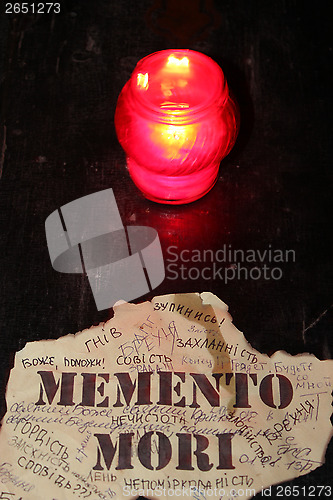 Image of candle and inscription in Latin memento mori