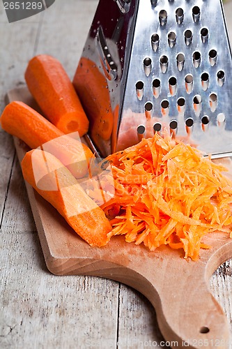 Image of metal grater and carrot 