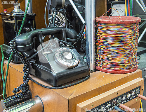 Image of An old black telephone.